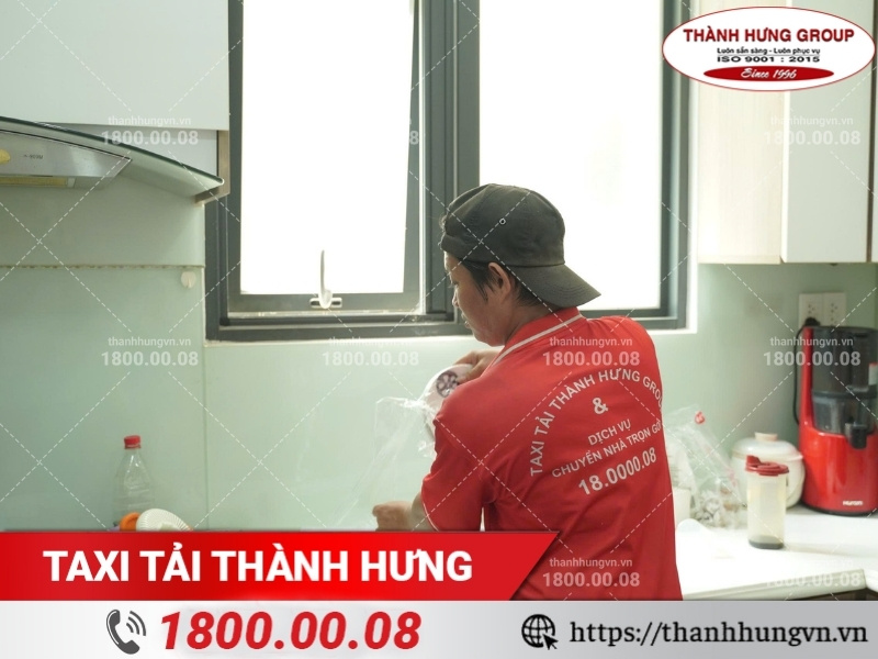 Nhân viên Thành Hưng đóng gói bát đĩa cẩn thận bằng thùng carton chắc chắn.