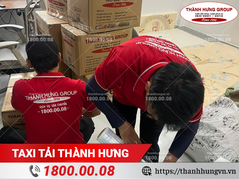 Nhân viên Thành Hưng cẩn thận bọc lót đồ bằng màng PE