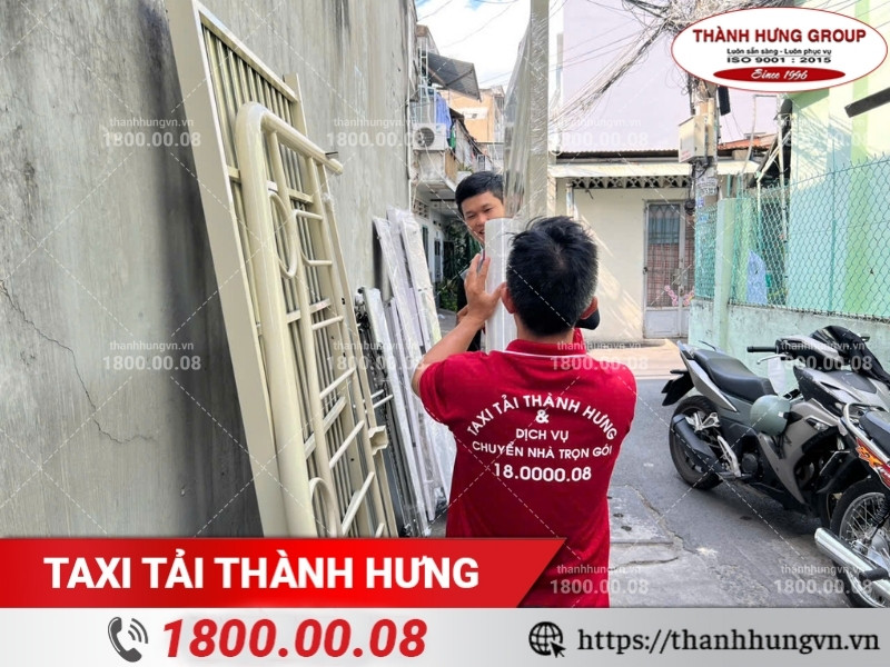 Nhân viên Thành Hưng đóng gói hàng hóa cẩn thận trước khi vận chuyển.