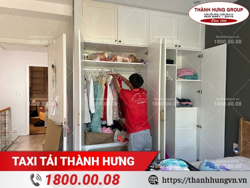 Nhân viên Thành Hưng đóng gói quần áo vào thùng carton