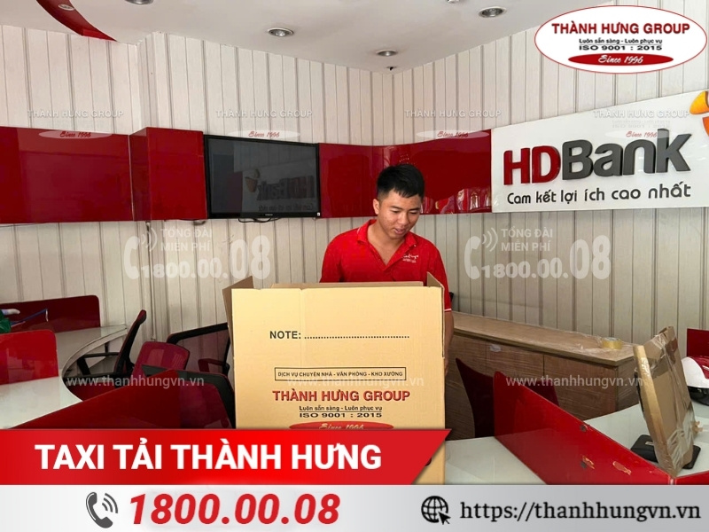 Nhân viên Thành Hưng đóng gói và niêm phong đồ đạc chuyển ngân hàng.