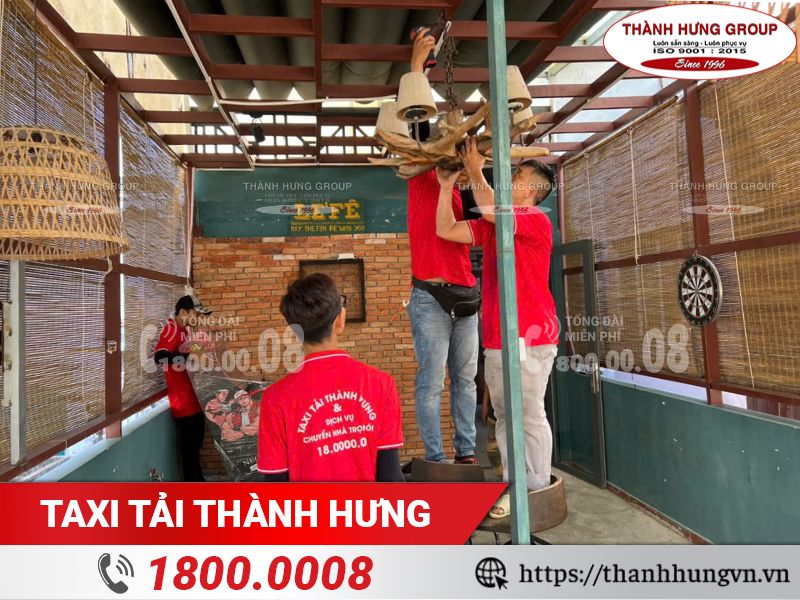 Nhân viên Thành Hưng hỗ trợ tháo lắp tại nhà của khách hàng