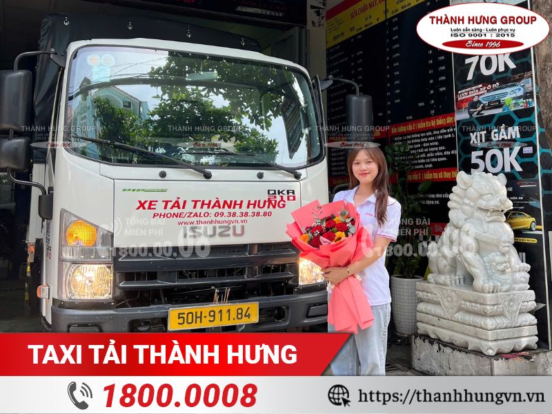 Nhân viên Thành Hưng hào hứng khi đón xe tải mới gia nhập đội xe