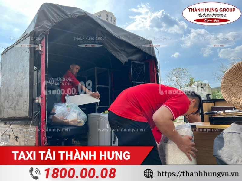 Nhân viên Thành Hưng hỗ trợ khách hàng bốc xếp đồ đạc