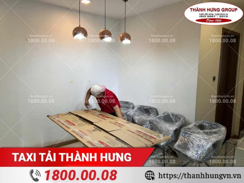 Nhân viên Thành Hưng hỗ trợ đóng gói đồ đạc lưu kho tạm thời cho khách hàng.