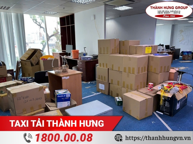 Nhân viên Thành Hưng hỗ trợ đóng gói máy tính bằng thùng carton chắc chắn.