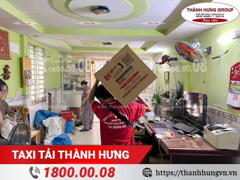 Nhân viên Thành Hưng hỗ trợ khách hàng bốc xếp đồ đạc.