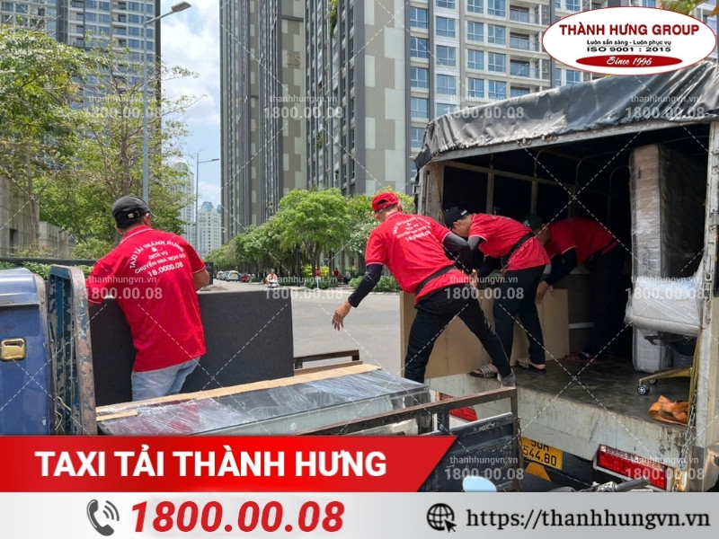 Nhân viên Thành Hưng hỗ trợ khách hàng bốc xếp thiết bị y tế lên phương tiện vận chuyển.