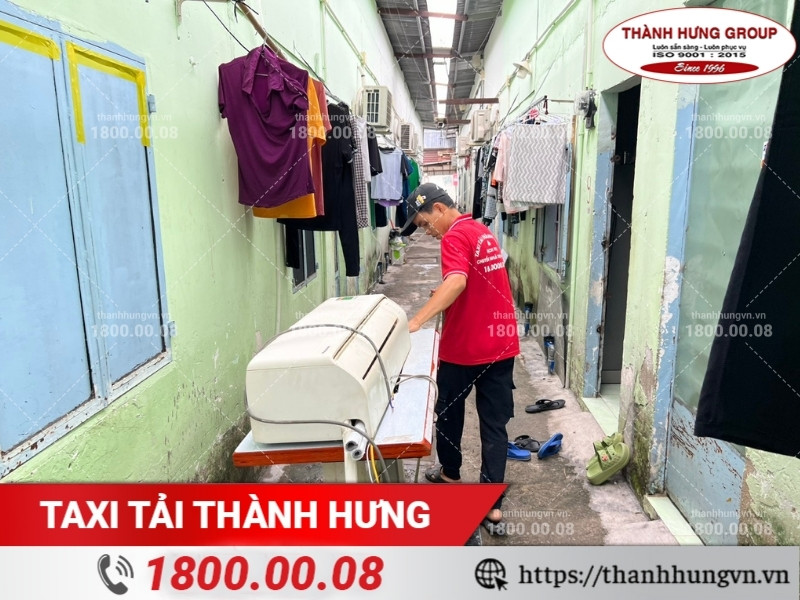 Nhân viên Thành Hưng hỗ trợ khách hàng bốc xếp, vận chuyển đồ đạc.