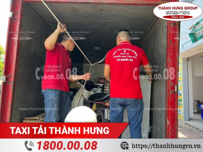 Nhân sự Thành Hưng hỗ trợ khách hàng chuyển nhà.