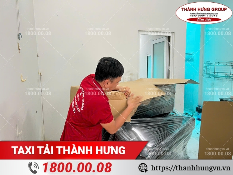 Nhân viên Thành Hưng hỗ trợ khách hàng đóng gói đàn piano bằng vật tư chuyên dụng.