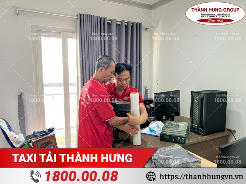 Nhân viên Thành Hưng hỗ trợ khách hàng đóng gói máy tính.