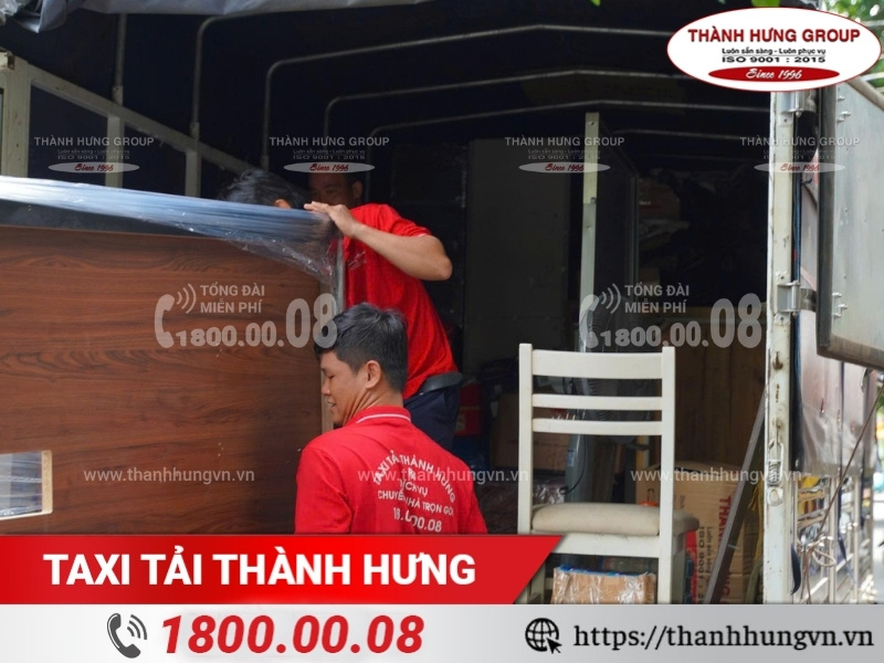 Nhân viên Thành Hưng hỗ trợ khách hàng miền Bắc chuyển nhà hiệu quả.