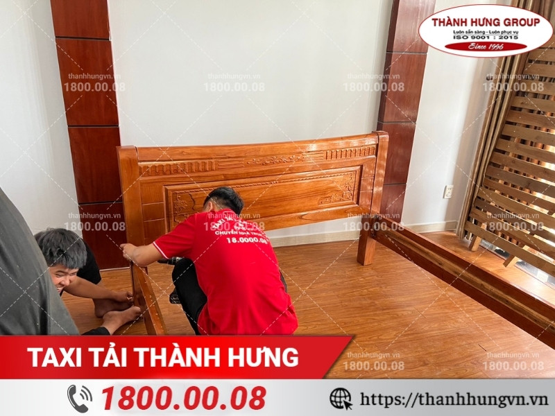 Nhân viên Thành Hưng hỗ trợ khách hàng tháo đầu giường.