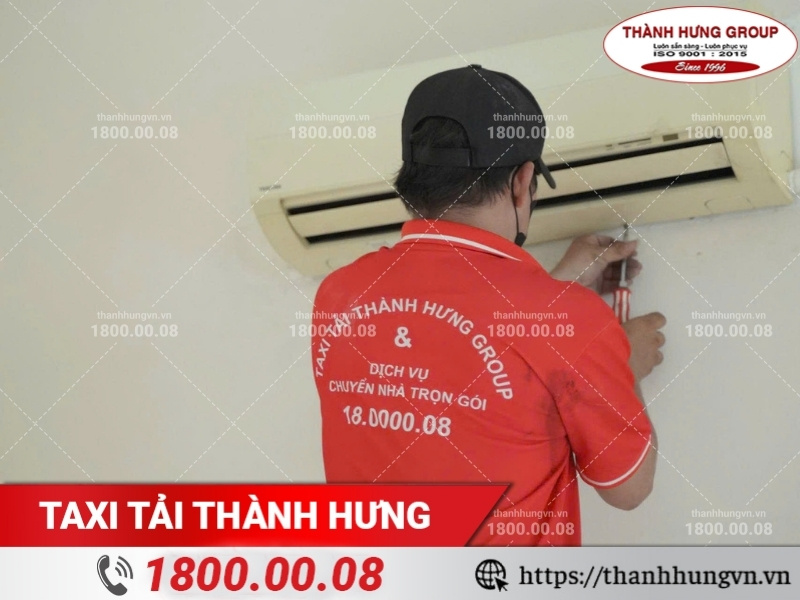 Nhân viên Thành Hưng hỗ trợ khách hàng tháo lắp điều hòa trước khi vận chuyển.