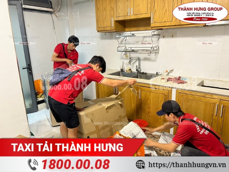 Nhân viên Thành Hưng hỗ trợ khách hàng tháo lắp, đóng gói đồ đạc.