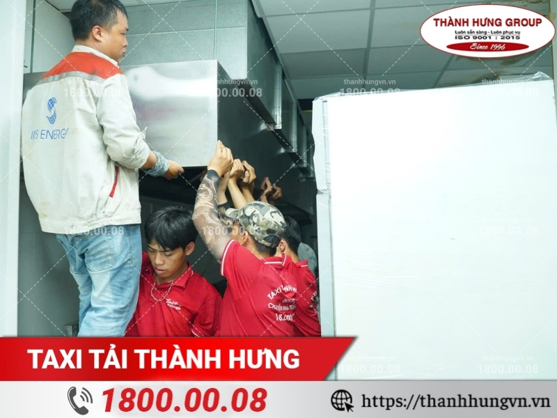 Nhân viên Thành Hưng hỗ trợ khách hàng tháo lắp, vận chuyển hàng nặng.