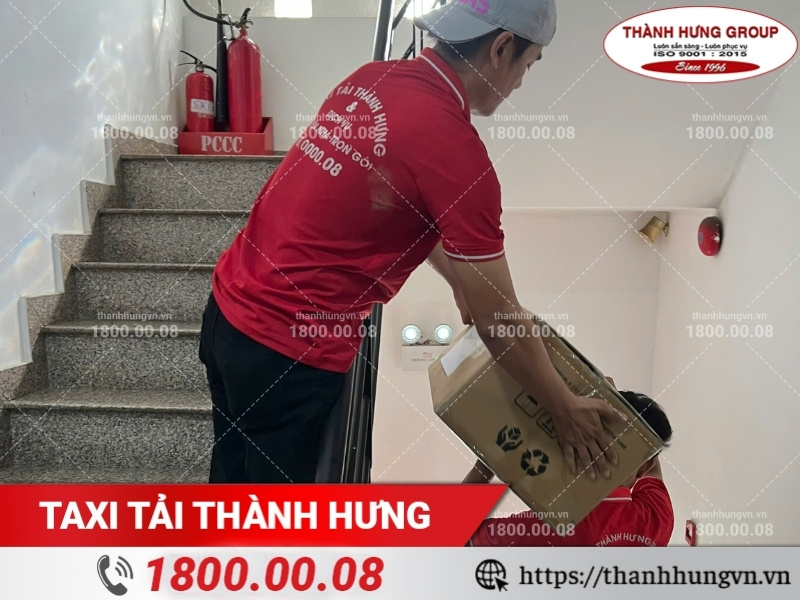 Nhân viên Thành Hưng hỗ trợ khách hàng vận chuyển đồ đạc bằng thang bộ an toàn.