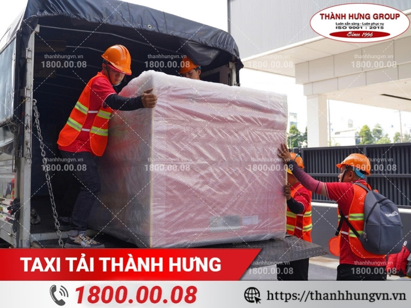 Nhân viên Thành Hưng hỗ trợ khách hàng bốc xếp hàng hóa lên xe.