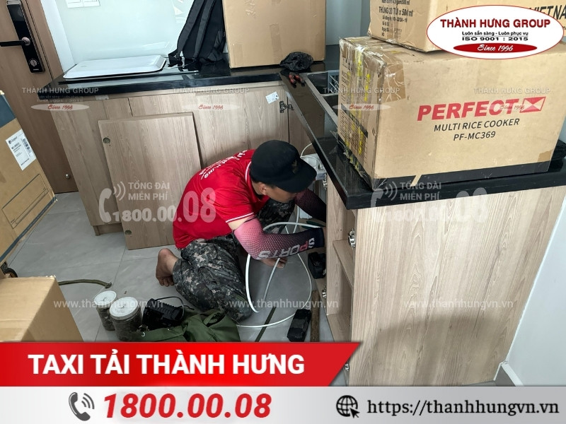 Nhân viên Thành Hưng hỗ trợ lắp đặt một số đồ đạc cơ bản