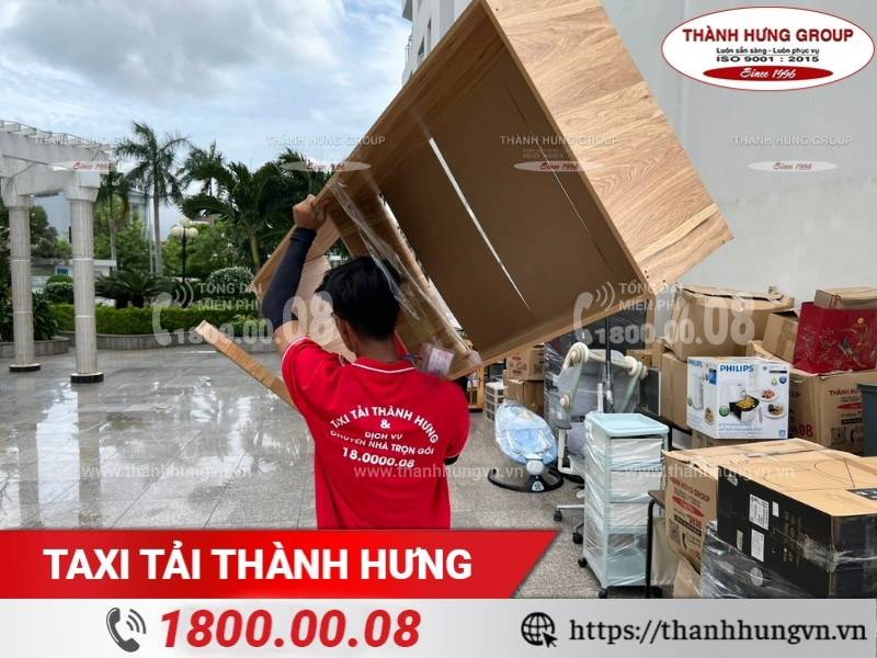 Nhân viên Thành Hưng hỗ trợ khách hàng phân loại, đóng gói, bốc xếp đồ đạc.