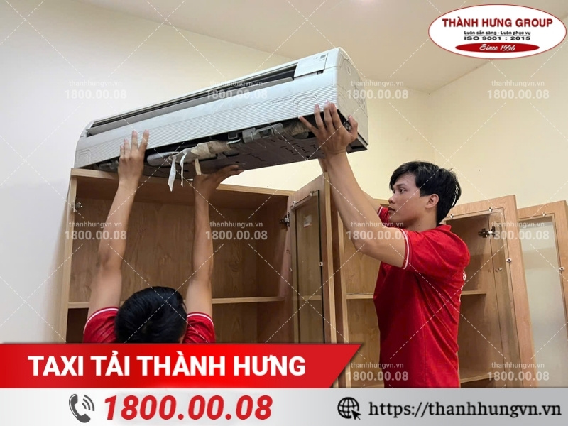 Nhân viên Thành Hưng hỗ trợ tháo lắp hệ thống điều hòa văn phòng.
