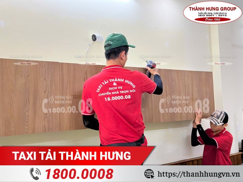 Nhân viên Thành Hưng hỗ trợ tháo lắp tủ kệ cho khách hàng