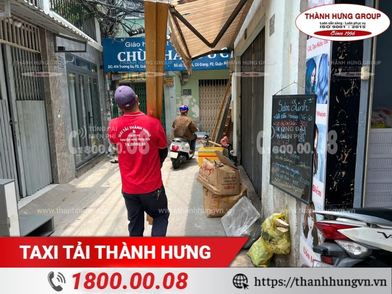 Nhân viên Thành Hưng khảo sát địa hình vận chuyển nhà gỗ cũ.