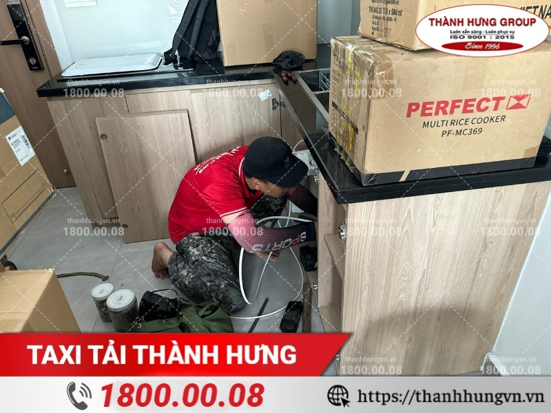 Nhân viên Thành Hưng kiểm tra hệ thống nước trước khi bàn giao mặt bằng.