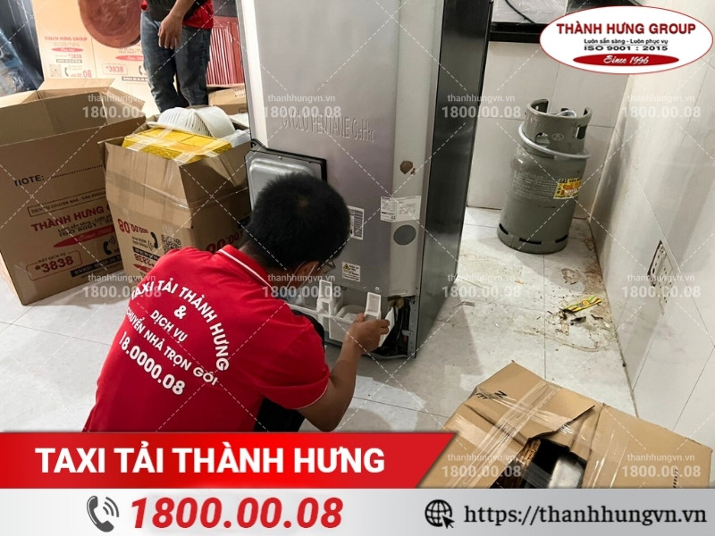 Nhân viên Thành Hưng kiểm tra và vệ sinh tủ lạnh trước khi vận chuyển.