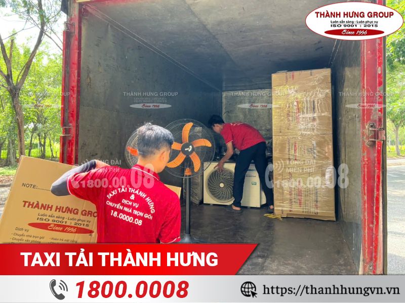 Nhân viên Thành Hưng sắp xếp hàng hoá an toàn lên xe chở hàng