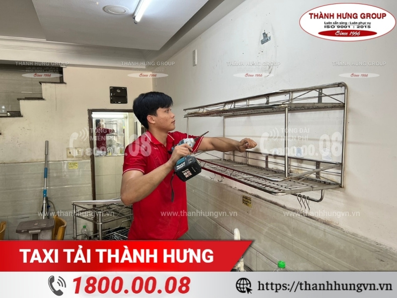 Nhân viên Thành Hưng sử dụng khoan điện để tháo lắp đồ đạc trong nhà.