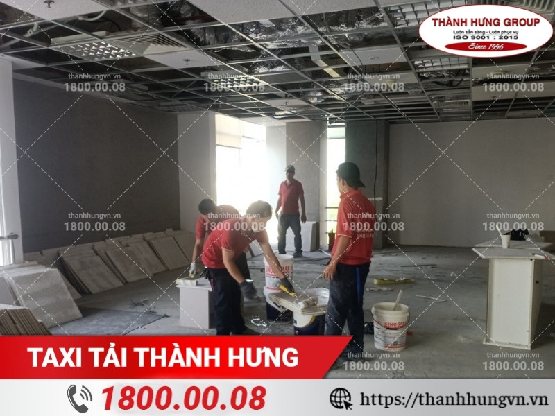 Nhân viên Thành Hưng dọn dẹp mặt sàn trước khi hoàn trả mặt bằng.