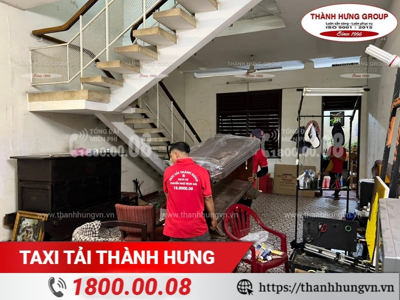 Nhân viên Thành Hưng tháo lắp đồ đạc cồng kềnh.