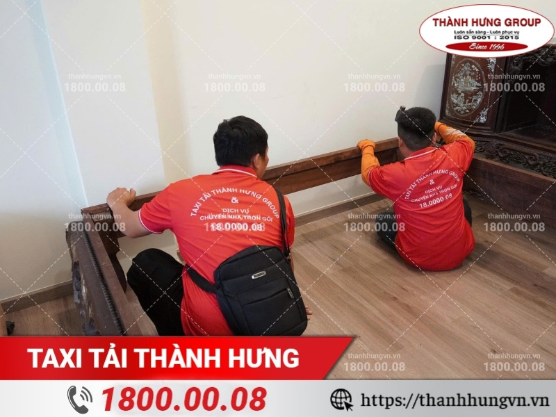 Nhân viên Thành Hưng tháo lắp giường gỗ đúng cách, không ảnh hưởng đến kết cấu nội thất.