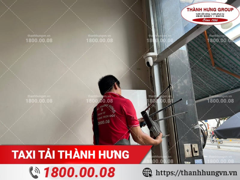 Nhân viên Thành Hưng tháo lắp mạng wifi chuyển văn phòng.