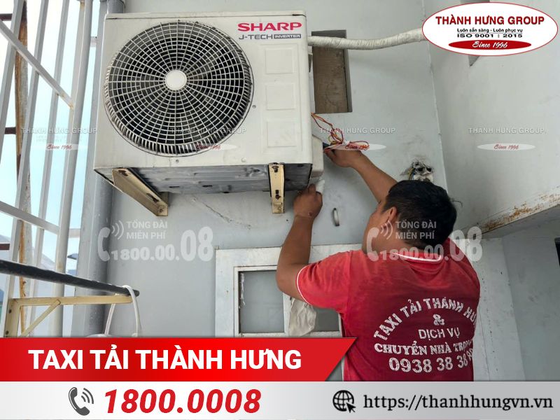 Nhân viên Thành Hưng tháo lắp máy lạnh chuyên nghiệp