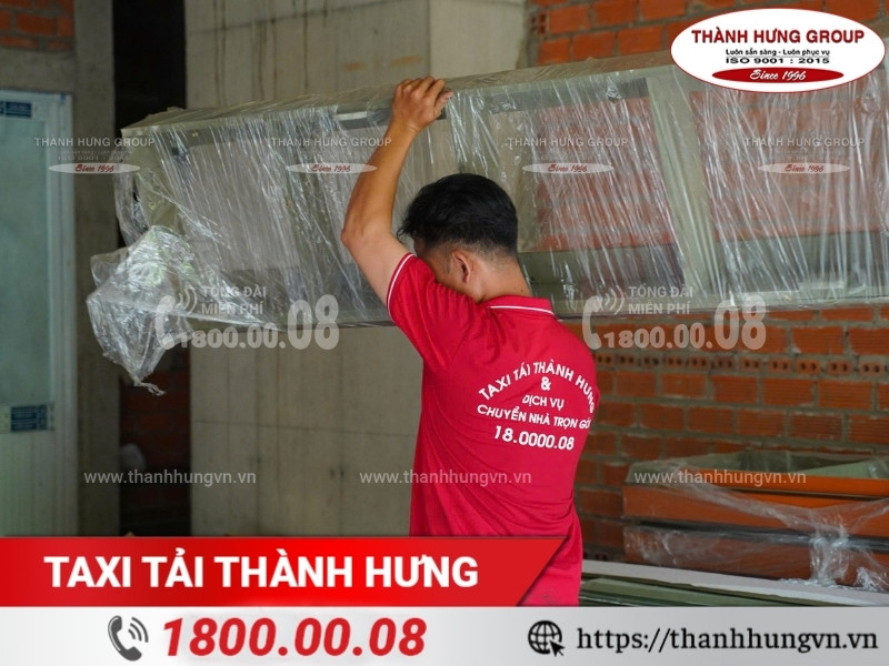 Nhân viên Thành Hưng tháo lắp và vận chuyển phần kính của tủ.