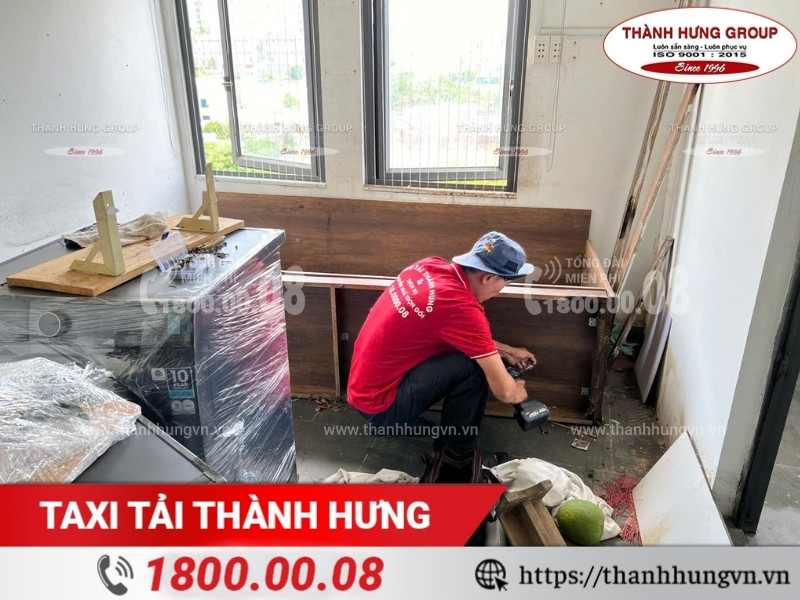 Nhân viên Thành Hưng tháo rời đồ gỗ theo trình tự khoa học.