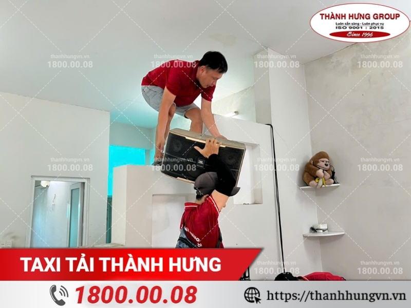 Nhân viên Thành Hưng tháo rời loa trước khi vận chuyển.
