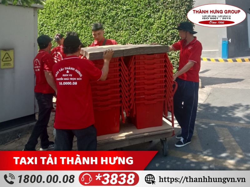 Nhân viên Thành Hưng thực hiện chuyển dọn tại tòa nhà văn phòng