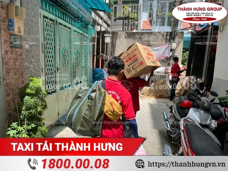 Nhân viên Thành Hưng khảo sát kỹ càng trước khi tư vấn dịch vụ chuyển nhà giá rẻ.