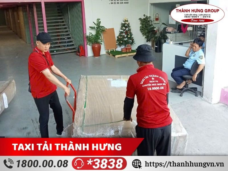 Nhân viên Thành Hưng đang vận chuyển hàng hóa kho xưởng