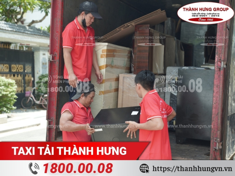 Nhân viên chuyên nghiệp của Taxi Tải Thành Hưng hỗ trợ khách hàng di chuyển két sắt.