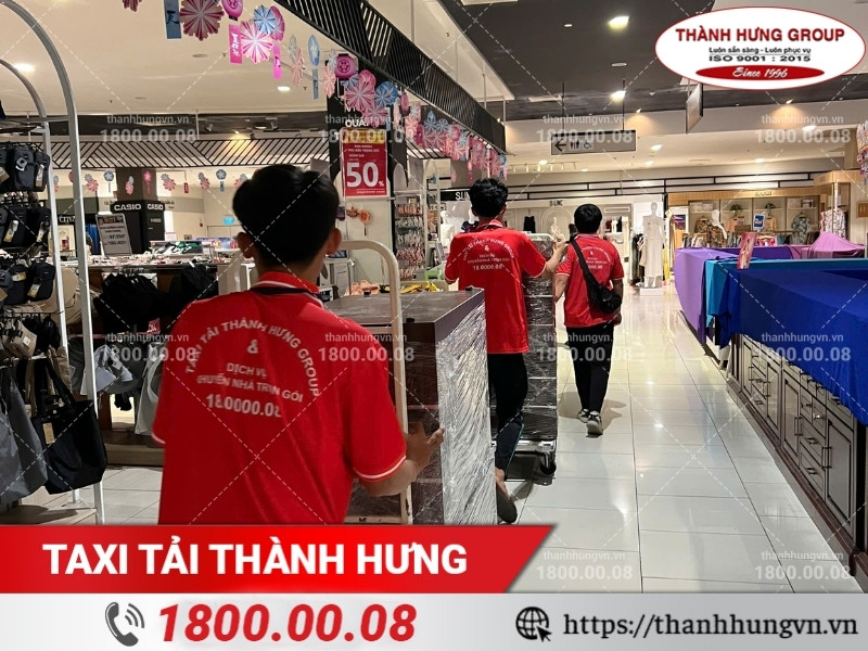 Nhân viên Thành Hưng vận chuyển thiết bị triển lãm tại trung tâm thương mại.