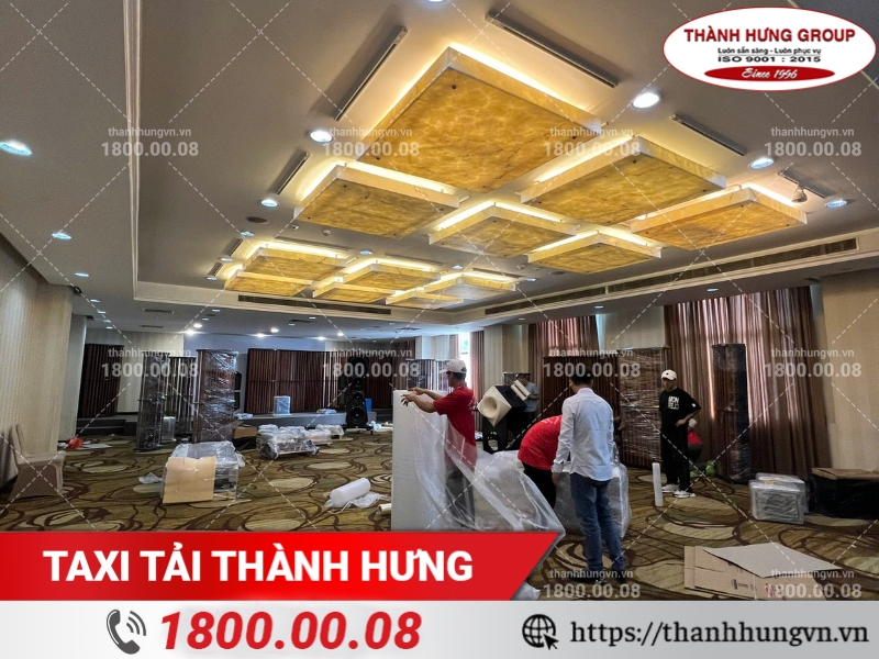 Nhân viên tháo lắp và đóng gói dàn âm thanh