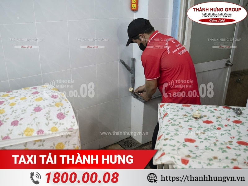 Nhân viên Thành Hưng tháo ống dẫn máy nước nóng.