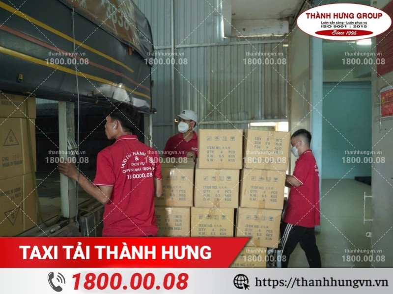 Nhân viên Thành Hưng bốc xếp hàng hóa lên xe tải vận chuyển.