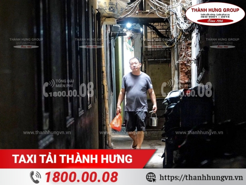 Ngõ nhỏ hẻm sâu tại Hà Nội gây khó khăn cho việc chuyển nhà.