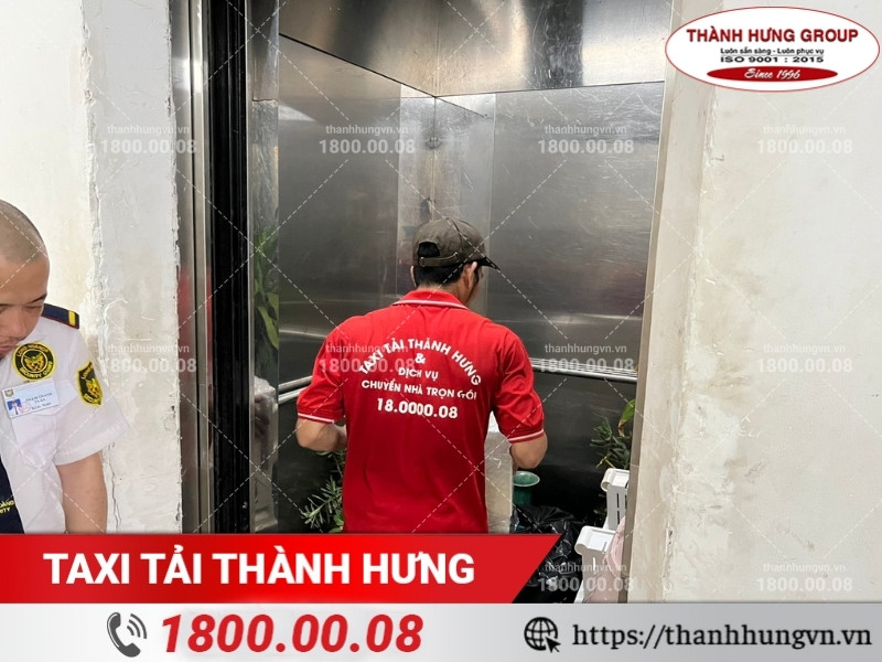 Phải sử dụng thang máy chở hàng để chuyển văn phòng.